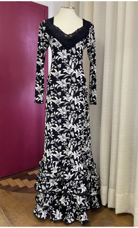 Vestido Flamenco Floral Negro y Blanco 4 Volantes