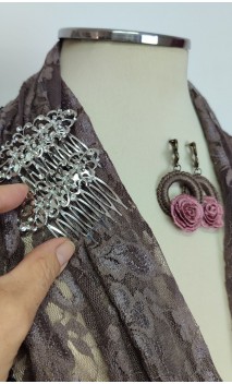 Conjunto Lenço de Renda Marrom, Brincos de Crochet e Peinetas
