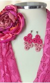 Conjunto Lenço e Avental de Renda Rosa, Brincos de Crochet e Flor