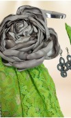 Conjunto Pañuelo y Delantal de Encaje Verde Claro, Pendientes y Flor