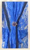 Conjunto Lenço e Avental de Renda Azul e Broche